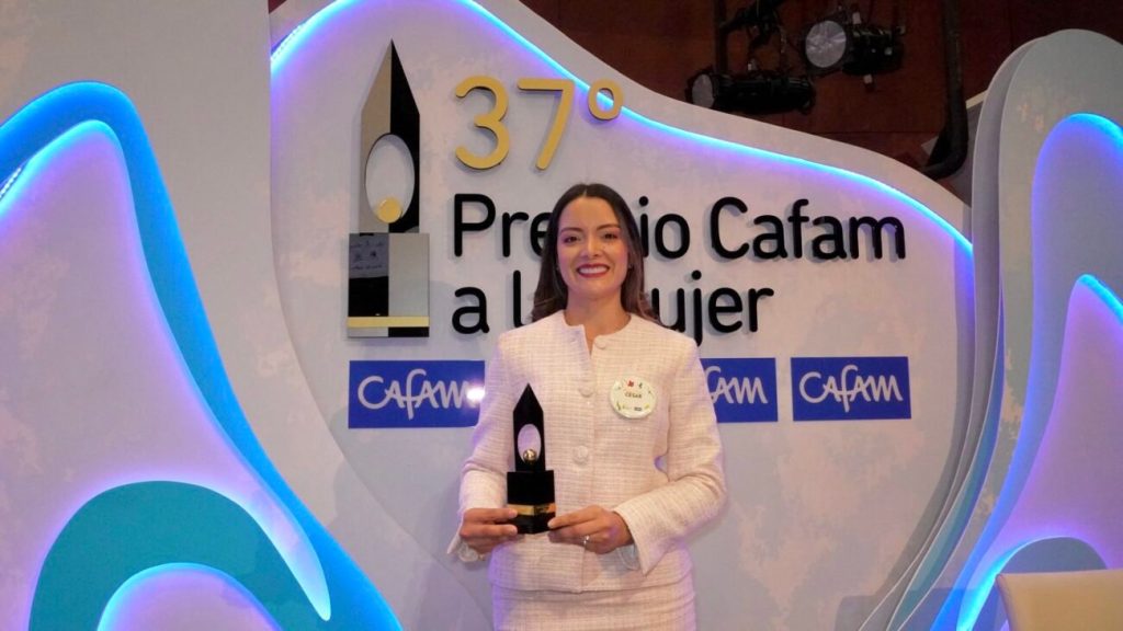 La Gestora Cultural Julieth Peraza recibe reconocimiento como Mujer Cafam Cesar 2026