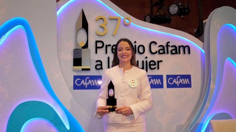 La Gestora Cultural Julieth Peraza recibe reconocimiento como Mujer Cafam Cesar 2026