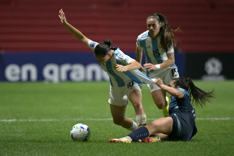 La precariedad laboral de las futbolistas sudamericanas golpea a la Liga de Naciones