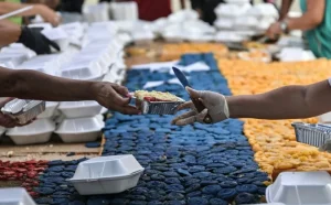“La torta más grande de Venezuela” es repartida a miles de niños refugiados, víctimas de los terremotos