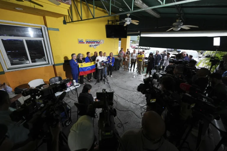 Llegan a Venezuela migrantes deportados de EEUU 