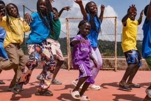 Los ‘Ghetto Kids’ de Uganda esperan ansiosos bailar con Shakira en el Mundial