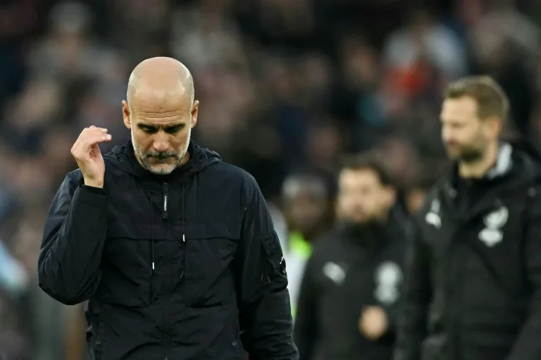 Manchester City cae por primera vez desde agosto, Arsenal es más líder