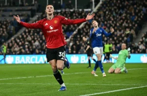 Manchester United se afianza en puestos Champions tras ganar al Everton