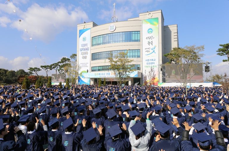 Más de 59.000 personas se gradúan del programa bíblico de Shincheonji