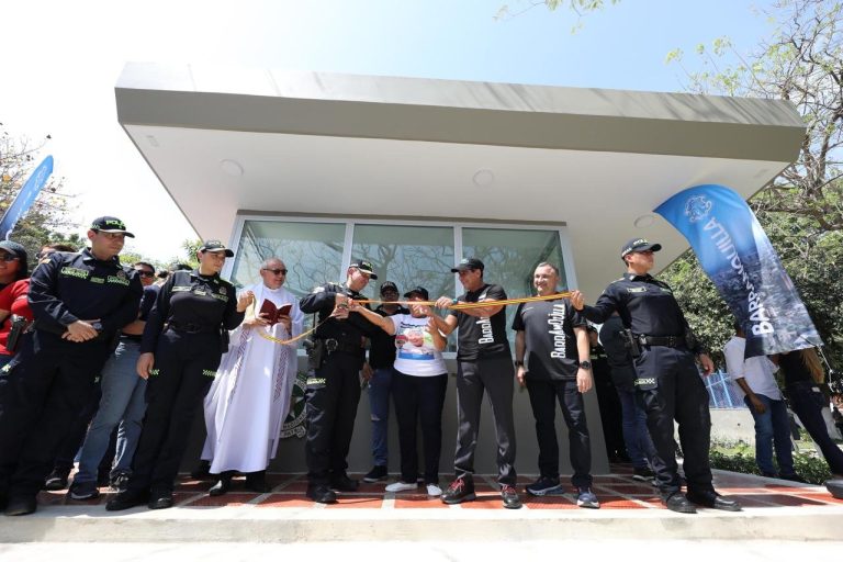 “Más firmes que nunca con la seguridad de Barranquilla”: Char entrega nuevo CAI en La Victoria