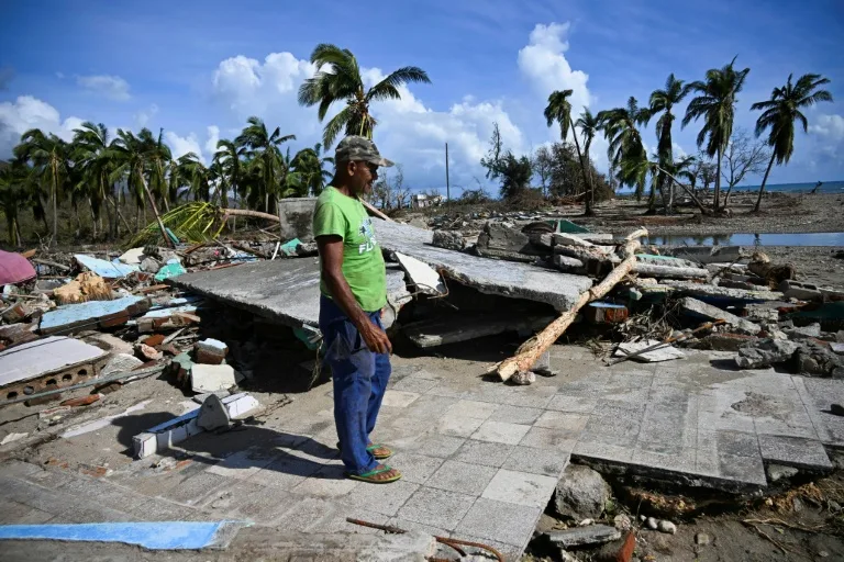Melissa se aleja del Caribe tras dejar devastación y unos 50 muertos a su paso