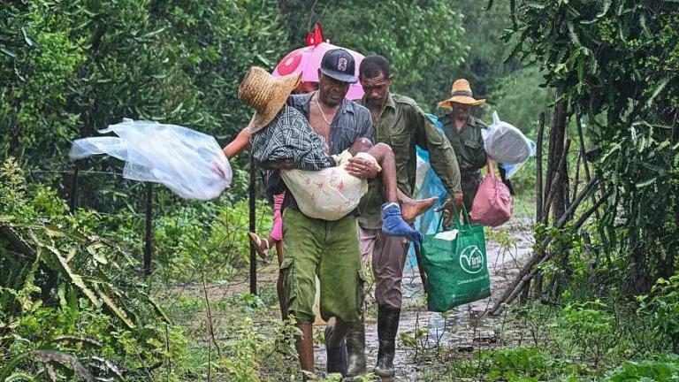 Melissa se dirige a Cuba tras dejar una estela de devastación en Jamaica