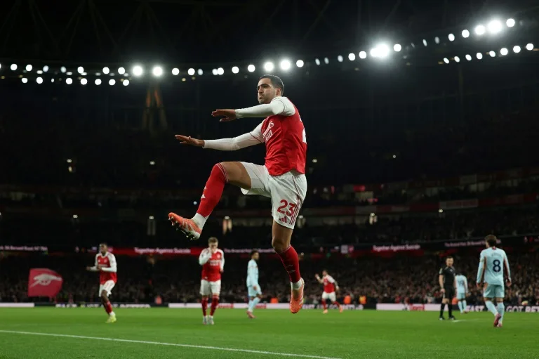 Merino mantiene al Arsenal a la cabeza de la Premier League