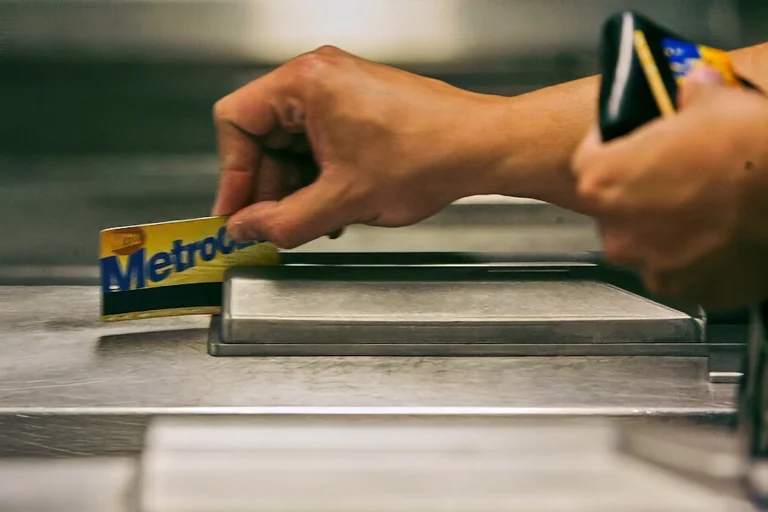 Metro de Nueva York pone fin a la era de la MetroCard: adopta el pago sin contacto