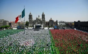 México marca récord mundial de la clase de fútbol más multitudinaria