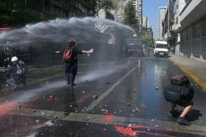Miles de estudiantes en Chile protestan contra Kast por recortes a la educación