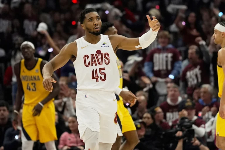 Mitchell rompe récord de Jordan con 8 juegos inaugurales de playoffs seguidos con más de 30 puntos