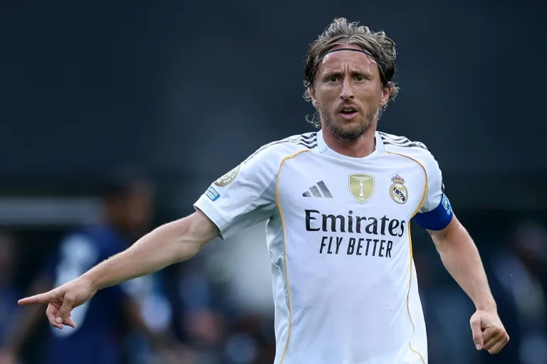 Modric llega a Italia para finalizar fichaje por el Milan