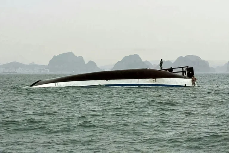 Mueren 34 personas al volcar un barco turístico en Vietnam