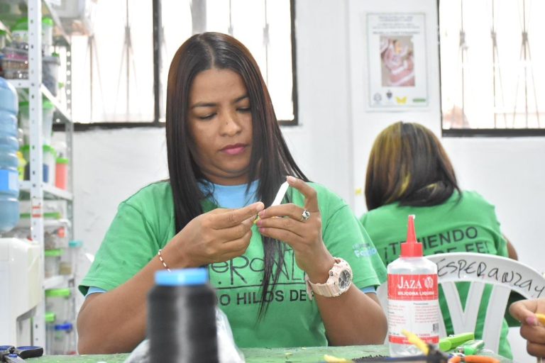Mujeres que tejen segundas oportunidades para transformar vidas