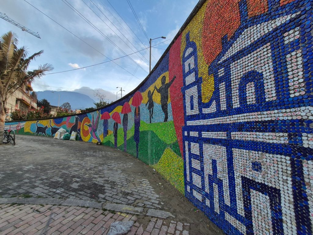 Mural de tapas plásticas construido por exhabitantes de calle