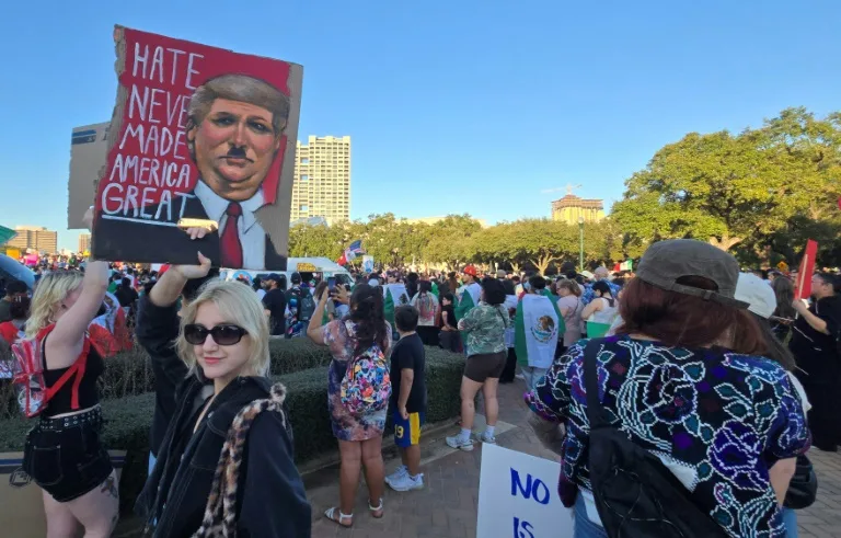 “No nos vamos”: Latinos protestan contra las deportaciones de Trump