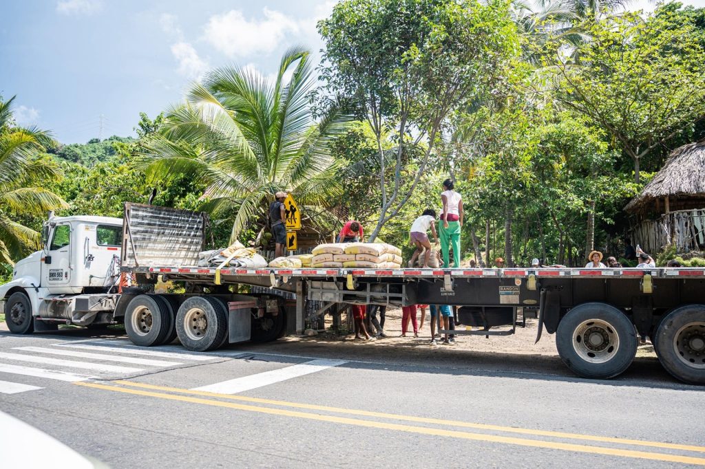 Nuevas entregas de cemento para obras comunitarias en veredas samarias