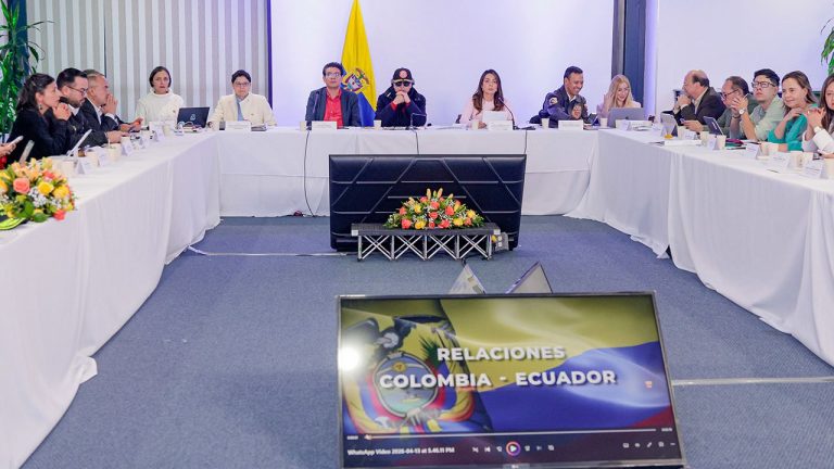 Ordenan levantar bloqueos en vías para garantizar paso de alimentos