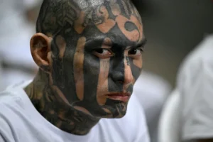 Pandilleros escuchan el relato de sus crímenes en megacárcel de El Salvador