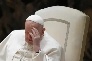 Papa Francisco, entre la vida y la muerte