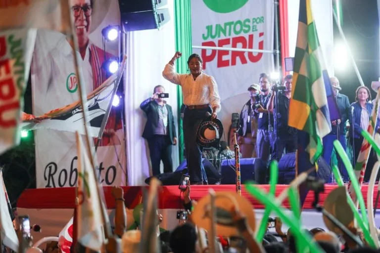 Perú elige presidente en balotaje tras el caos de la primera vuelta electoral