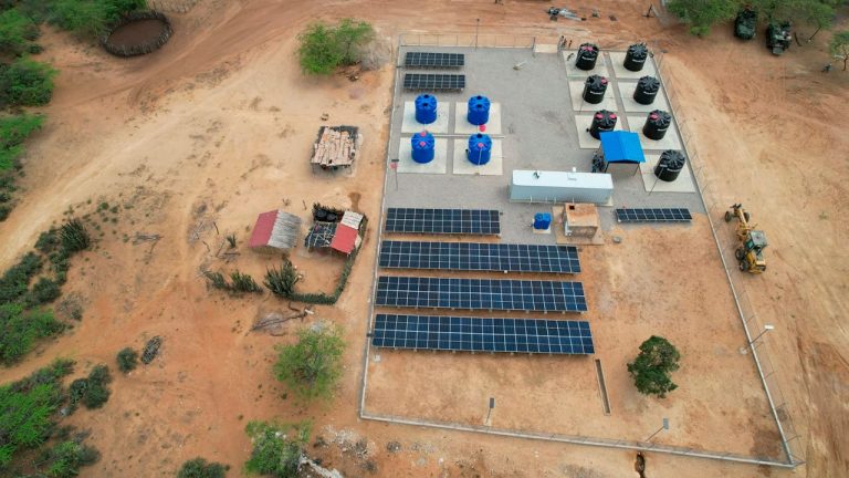 Petro entrega una Ptap a la comunidad de Yotojoroin en La Guajira