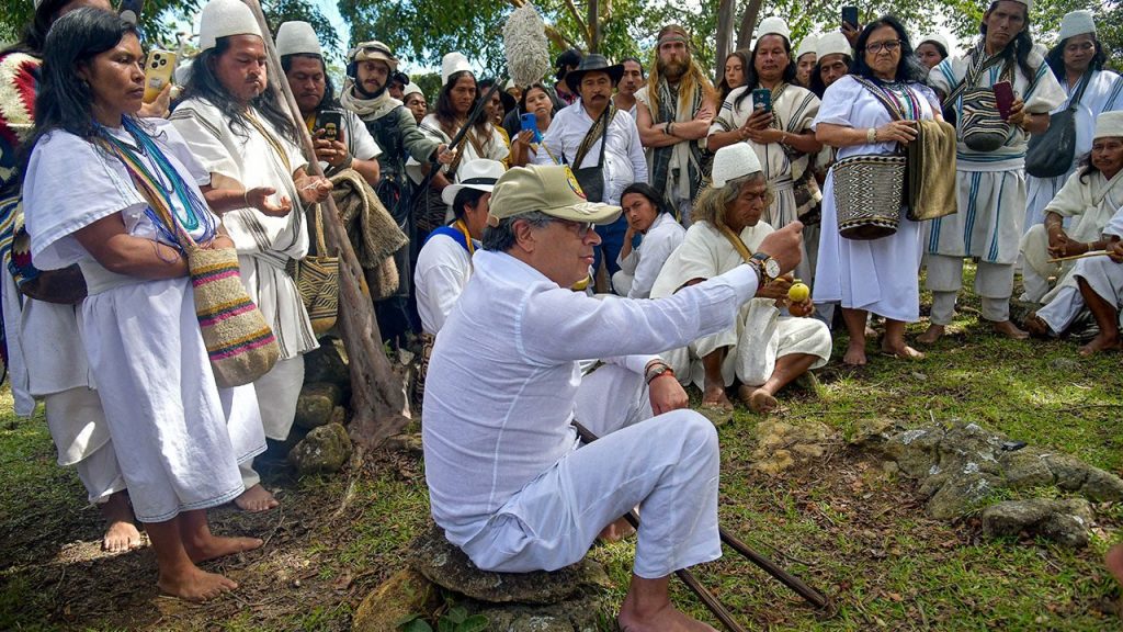 Petro restituye tierras ancestrales al resguardo arhuaco en la Sierra Nevada