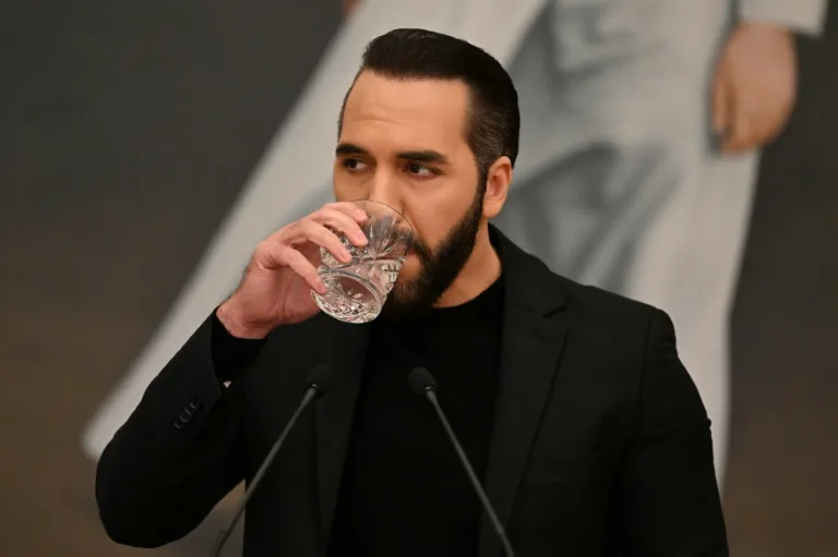 Petro se toma “un par de tragos” y provoca una “crisis geopolítica”, dice Bukele