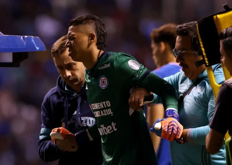 Portero colombiano Mier será operado tras fractura con Cruz Azul de México