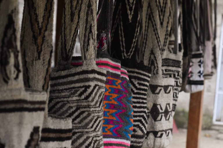 Pueblos Arhuaco, Kankuamo y Wiwa recibirán apoyo para conectarse con la industria de la moda