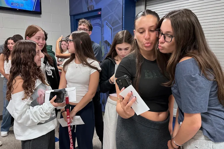 Quince pares de gemelos se gradúan de una escuela secundaria en Nueva York