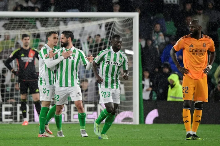 Real Madrid se diluye ante el Betis, Julián Álvarez pone líder al Atlético