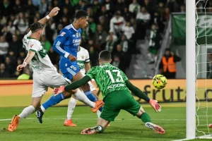 Real Madrid sufre en Elche para salvar un punto y el liderato