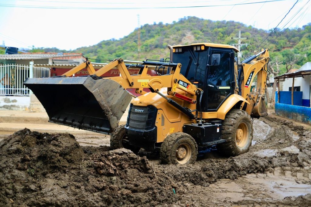 Remueven 3 mil toneladas de lodo y distribuyen 1.140 Mt3 de agua tras lluvias en Santa Marta