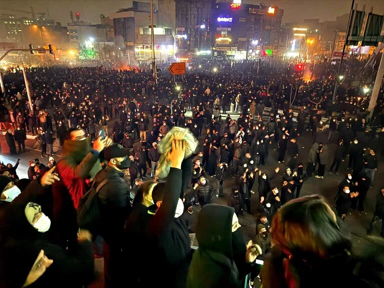 Reportan 500 muertos y 10.000 detenidos por la represión en Irán