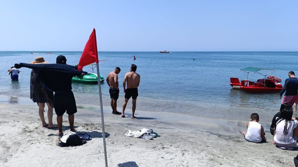 Restringido el baño de mar en El Rodadero por presencia de aguamala
