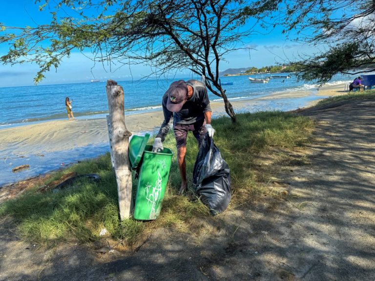 Santa Marta limpia sus playas para el fin de año turístico
