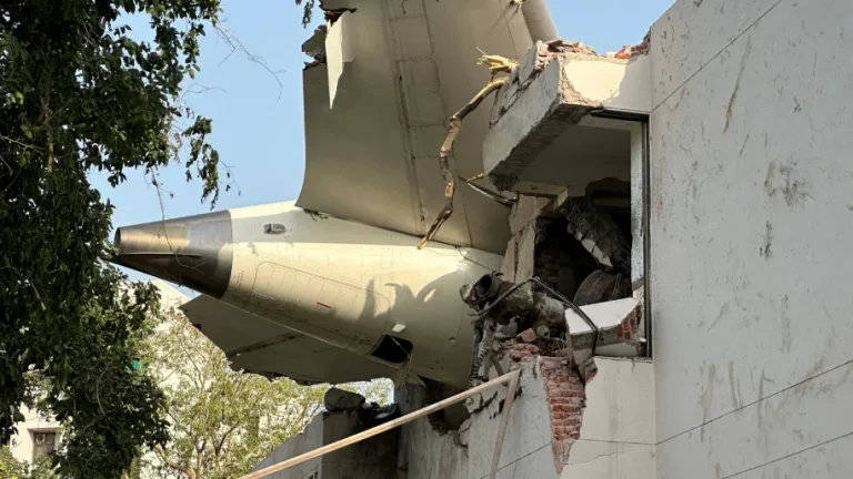 Se estrelló un avión que viajaba de la India a Londres, mueren 244 pasajeros