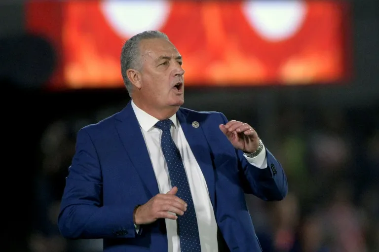 “Se ganó a lo Paraguay”, asegura DT Alfaro: “contra Colombia será un partido difícil”