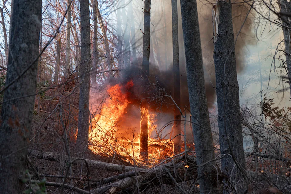 Sequía, viento y escombros de huracanes recientes avivan incendios en EEUU
