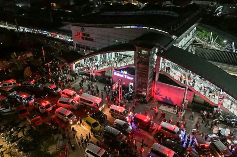 Siete muertos y decenas de heridos al chocar dos trenes en Indonesia