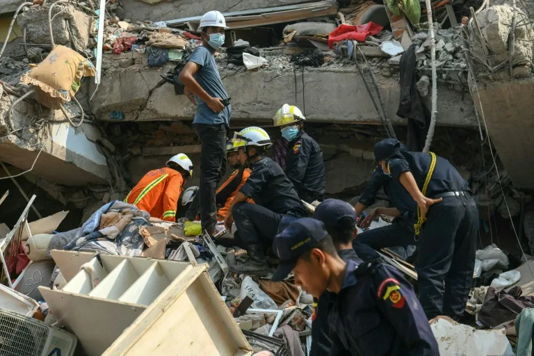 Siguen operaciones de rescate tras terremoto que dejó 1.700 muertos en Birmania