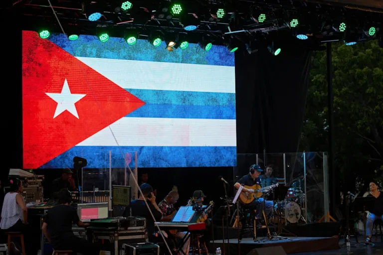 Silvio Rodríguez inicia gira latinoamericana con un repleto concierto en la Universidad de La Habana