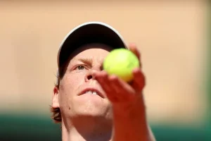 Sinner se deja un set ante Machac, pero avanza a cuartos de Montecarlo