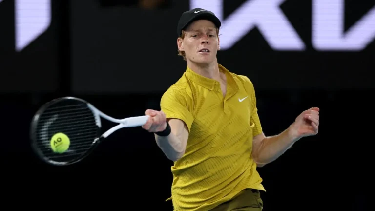 Sinner sobrevive y Djokovic brilla en el calor del Abierto de Australia