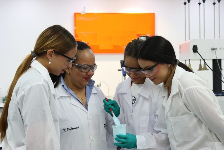 Solo 3 de cada 10 estudiantes de ingeniería en Colombia son mujeres