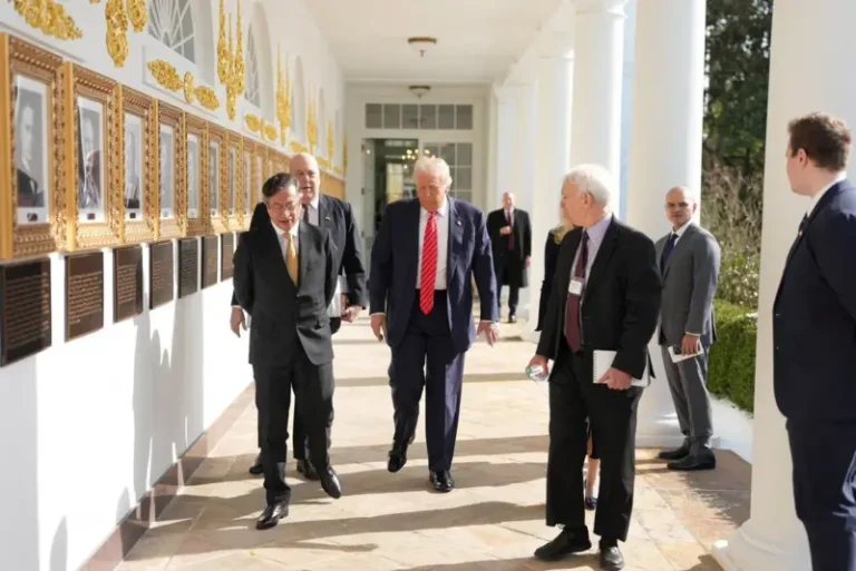 Sonrisas y cordialidad en la primera visita oficial de Petro a Trump en la Casa Blanca tras varios meses de tensión
