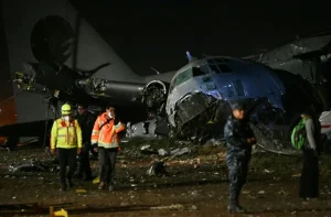 Sube a 20 la cifra de muertos en accidente de avión militar que transportaba billetes en Bolivia